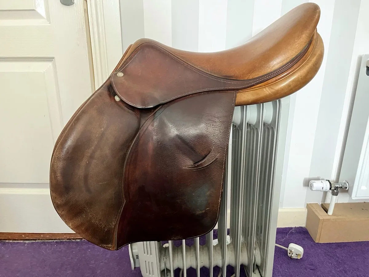 Devoucoux Biarritz 17.5 Jumping Saddle - Image 3