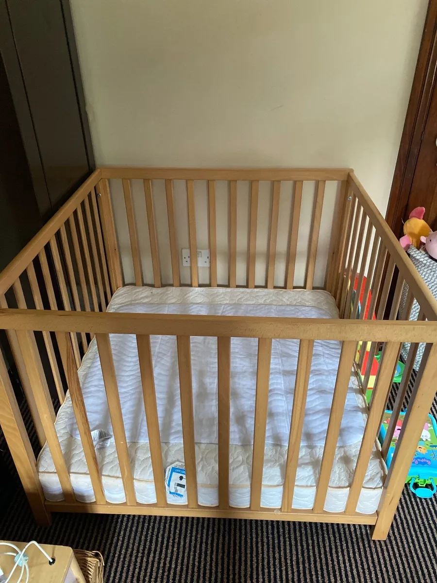Play pen with adjustable mattress newborn + - Image 1