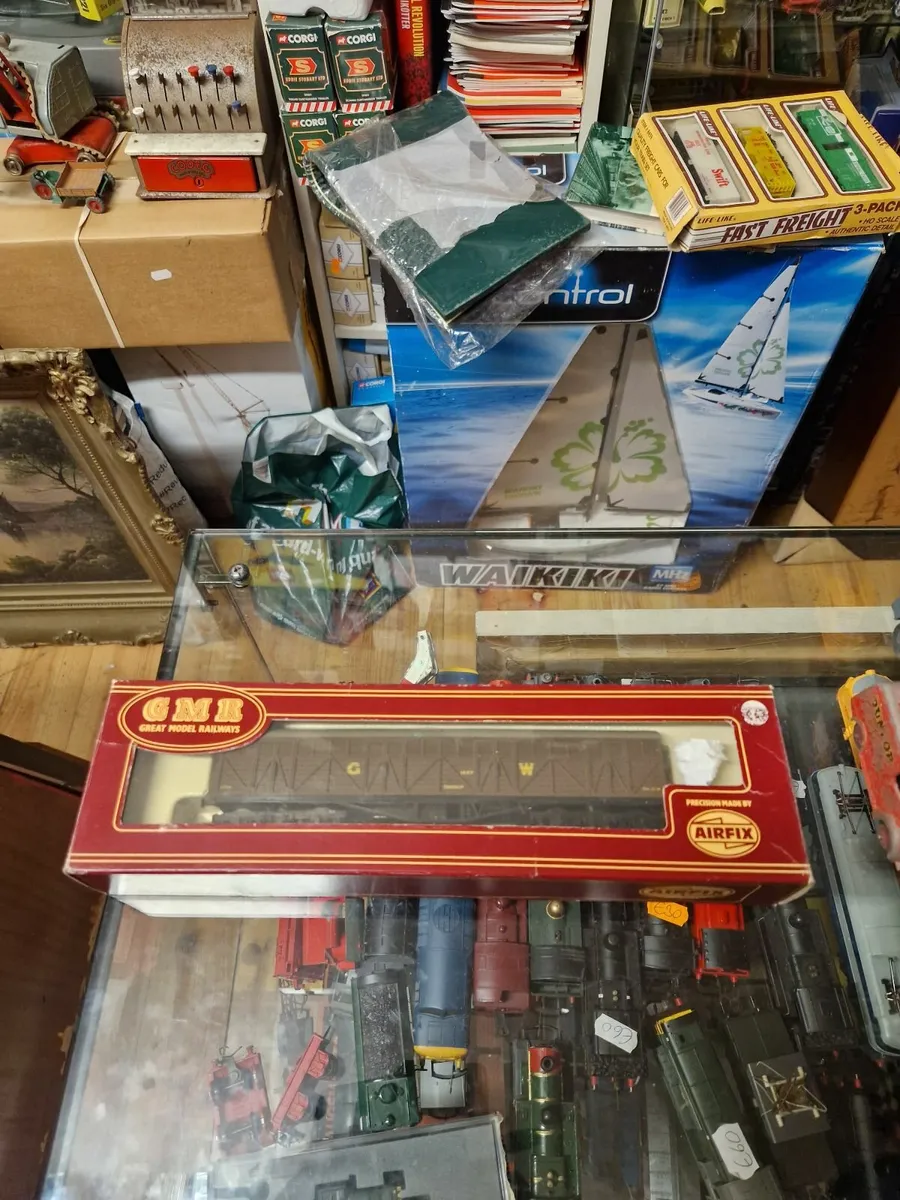 Hornby Airfix OO Gauge Parcels Wagon - Image 2