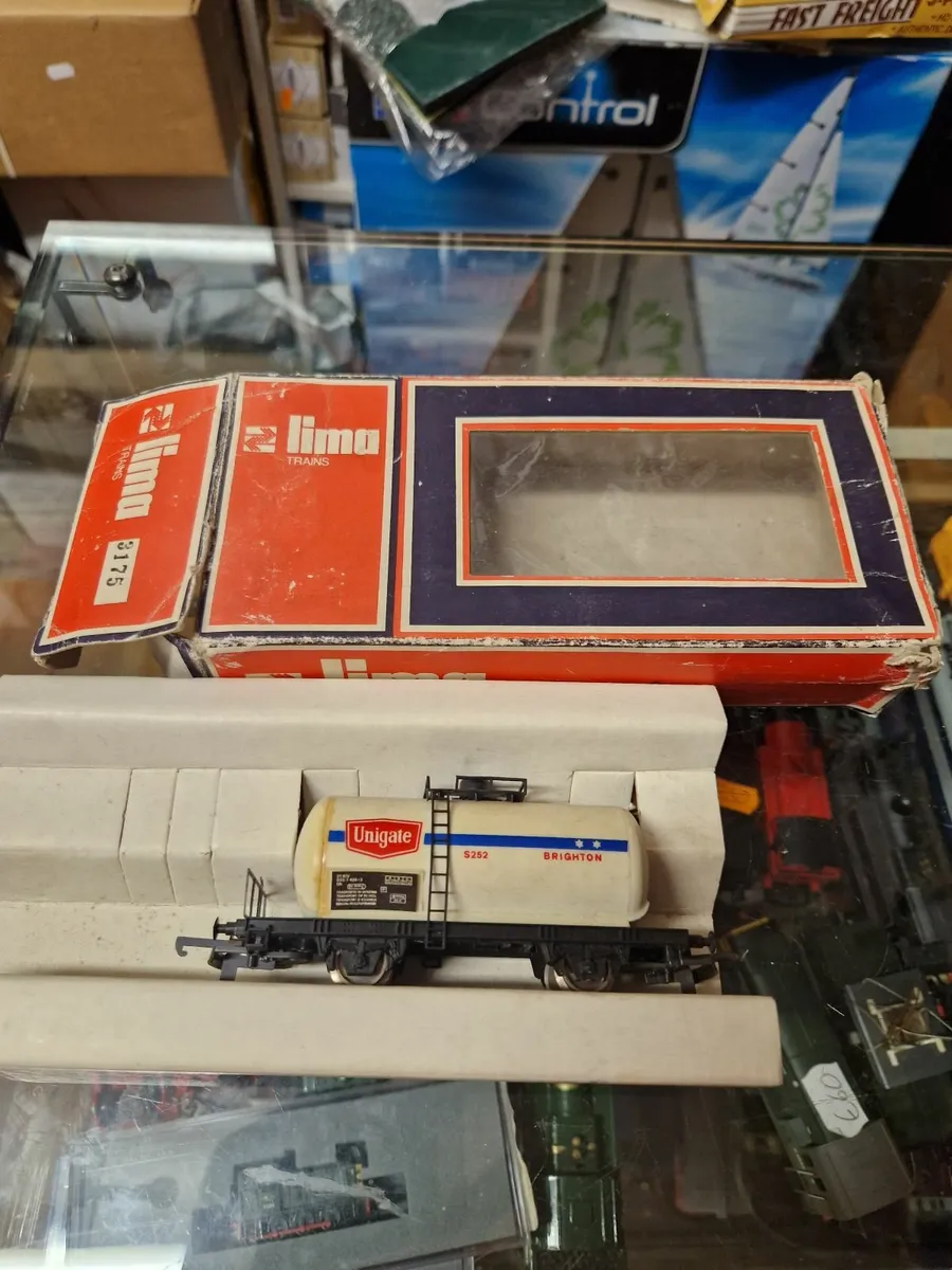 Hornby Lima OO Gauge Unigate Tanker - Image 1