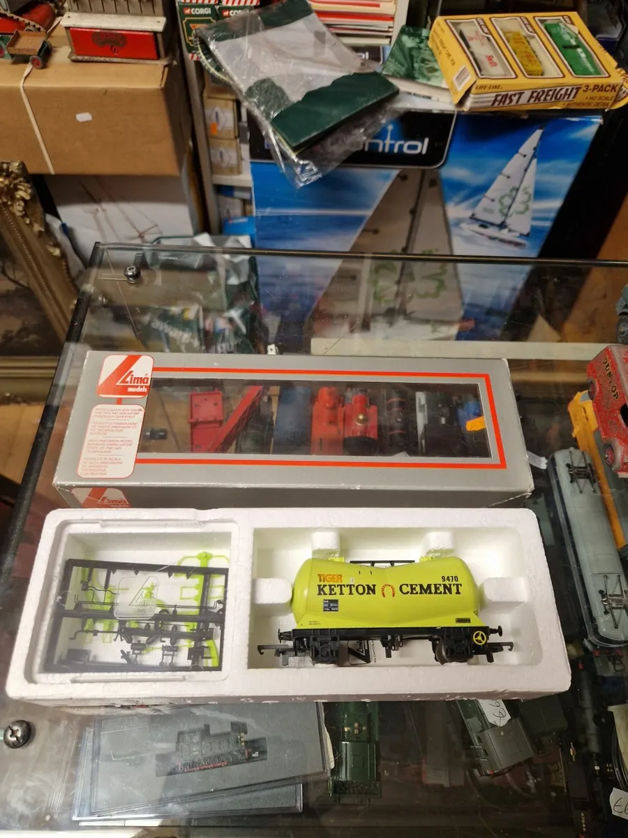 Hornby Lima OO Gauge Cement Wagon - Image 1