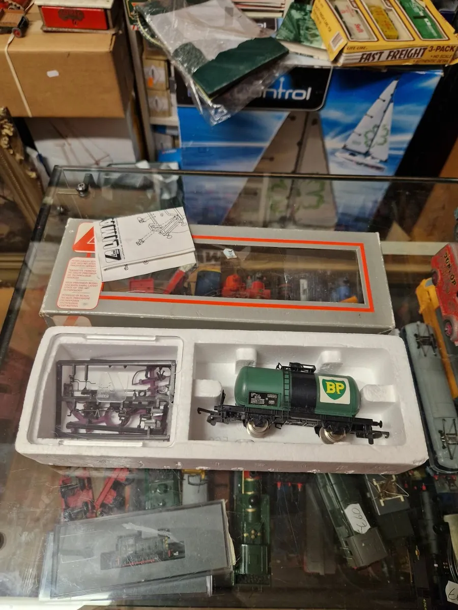 Hornby Lima OO Gauge BP Tanker - Image 2