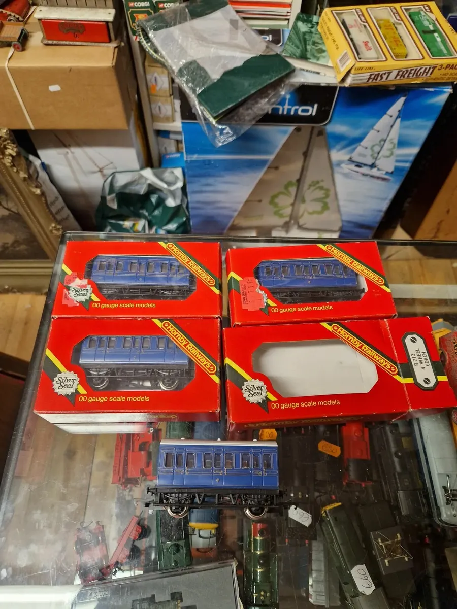 Hornby OO Gauge Blue 4 Wheeled Carraige - Image 2
