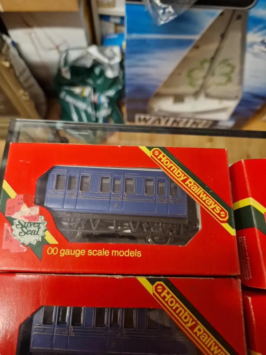 Hornby OO Gauge Blue 4 Wheeled Carraige - Image 3