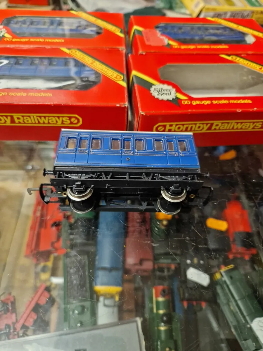 Hornby OO Gauge Blue 4 Wheeled Carraige - Image 4