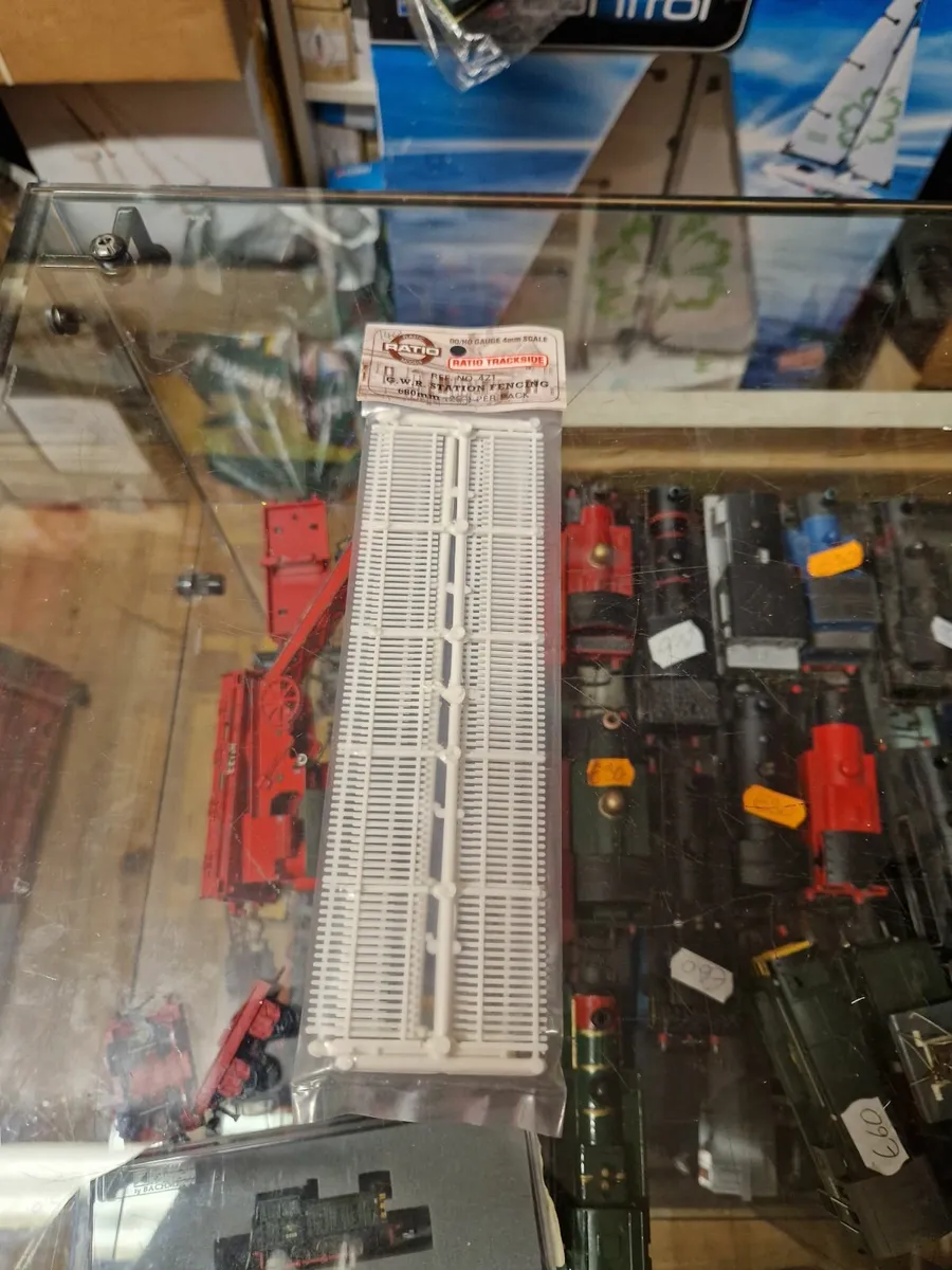 Hornby Ratio Trackside Station Fencing - Image 2