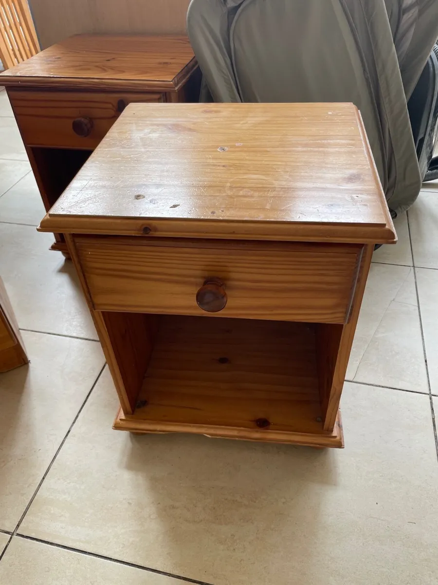 Seats, microwave, bedside lamps, standard lam - Image 3