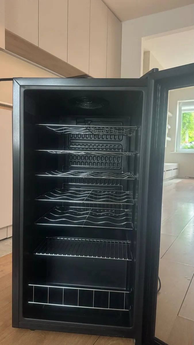Wine fridge - Image 1