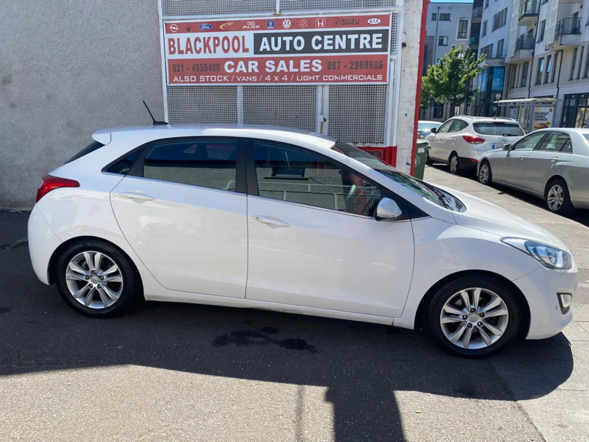 Hyundai i30 1.6 CRDI STYLE NAV BL/DR 5 5DR BLUE DR - Image 1