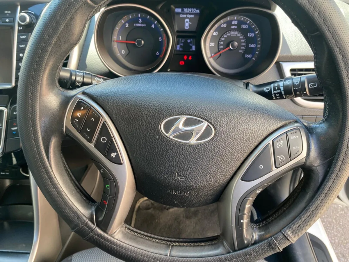 Hyundai i30 1.6 CRDI STYLE NAV BL/DR 5 5DR BLUE DR - Image 2