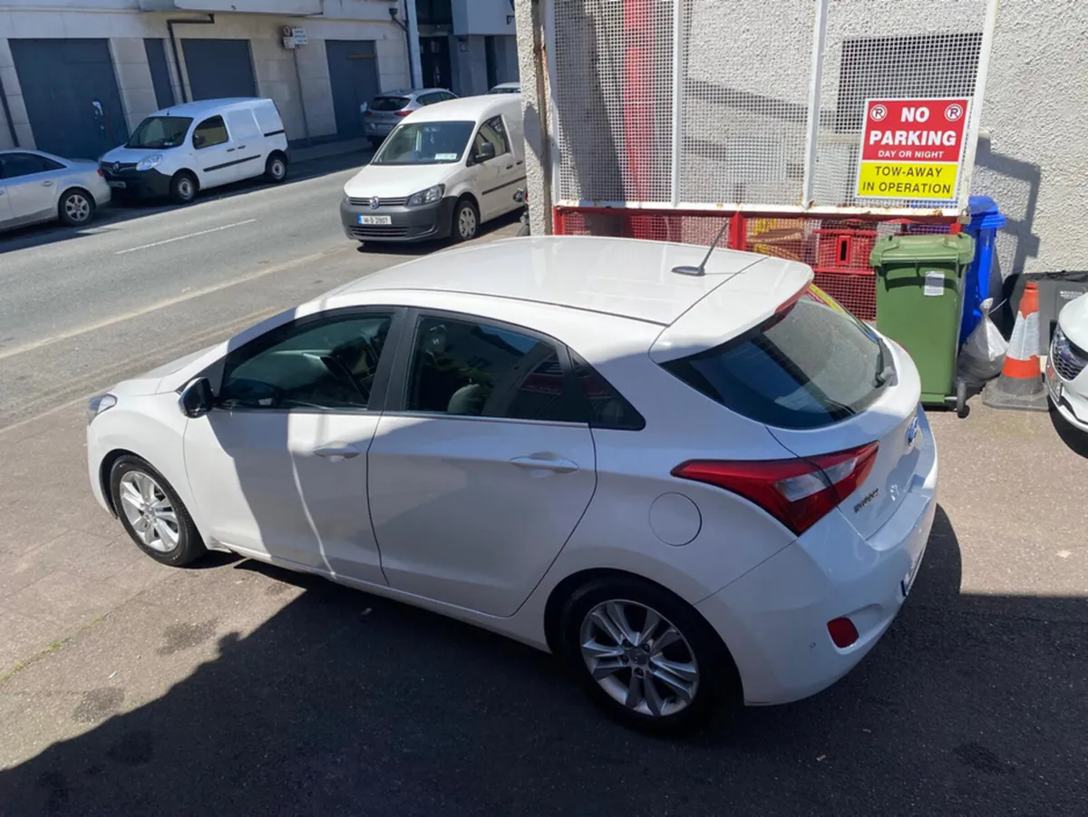 Hyundai i30 1.6 CRDI STYLE NAV BL/DR 5 5DR BLUE DR - Image 3