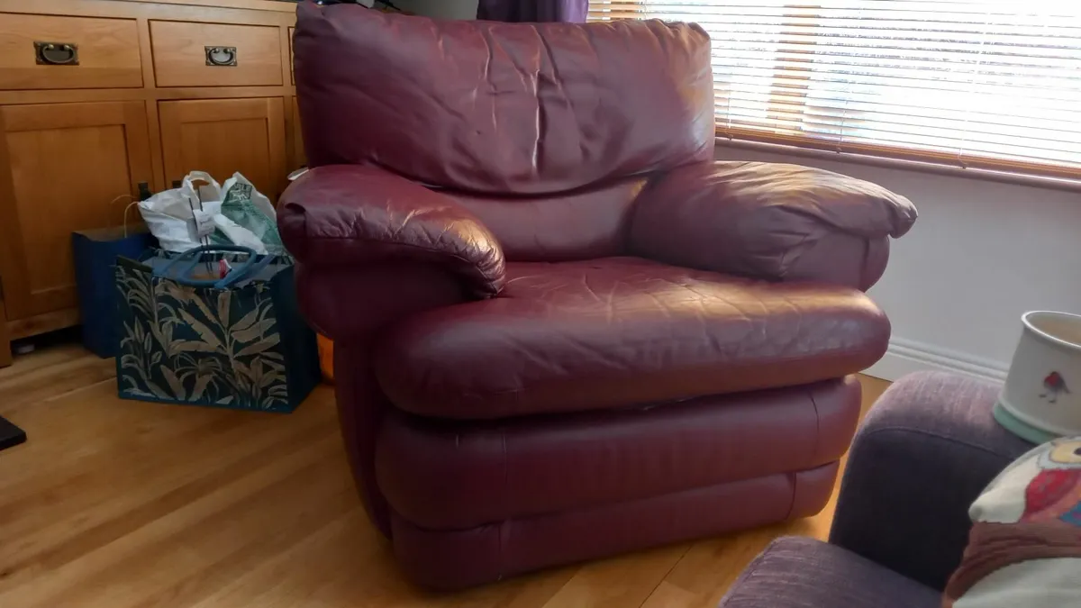 2 Italian leather reclining armchairs - Image 1