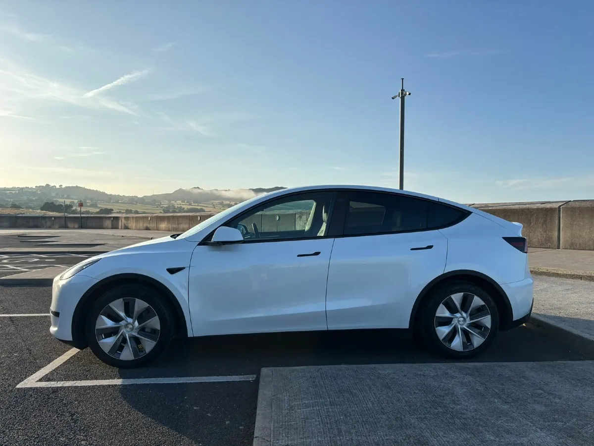Tesla Model Y 2023 - Image 2