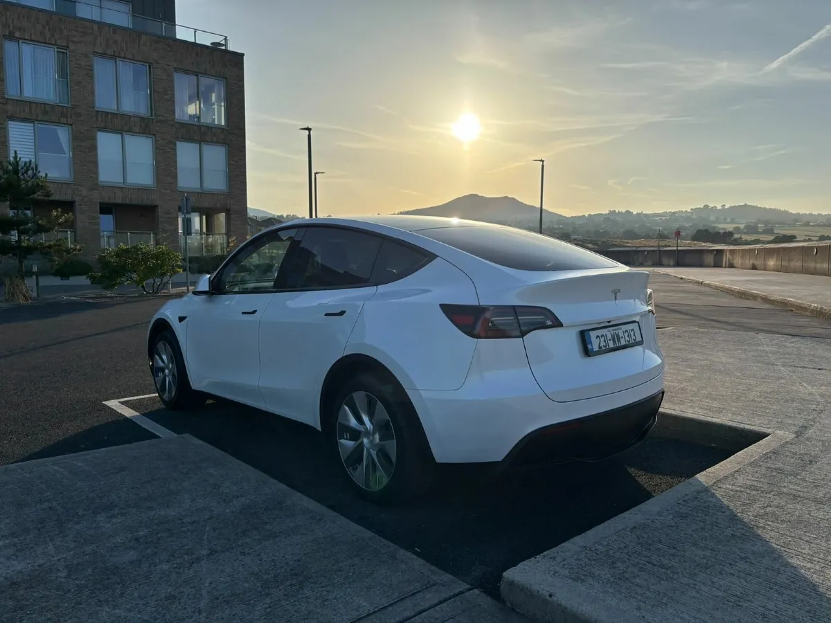 Tesla Model Y 2023 - Image 3