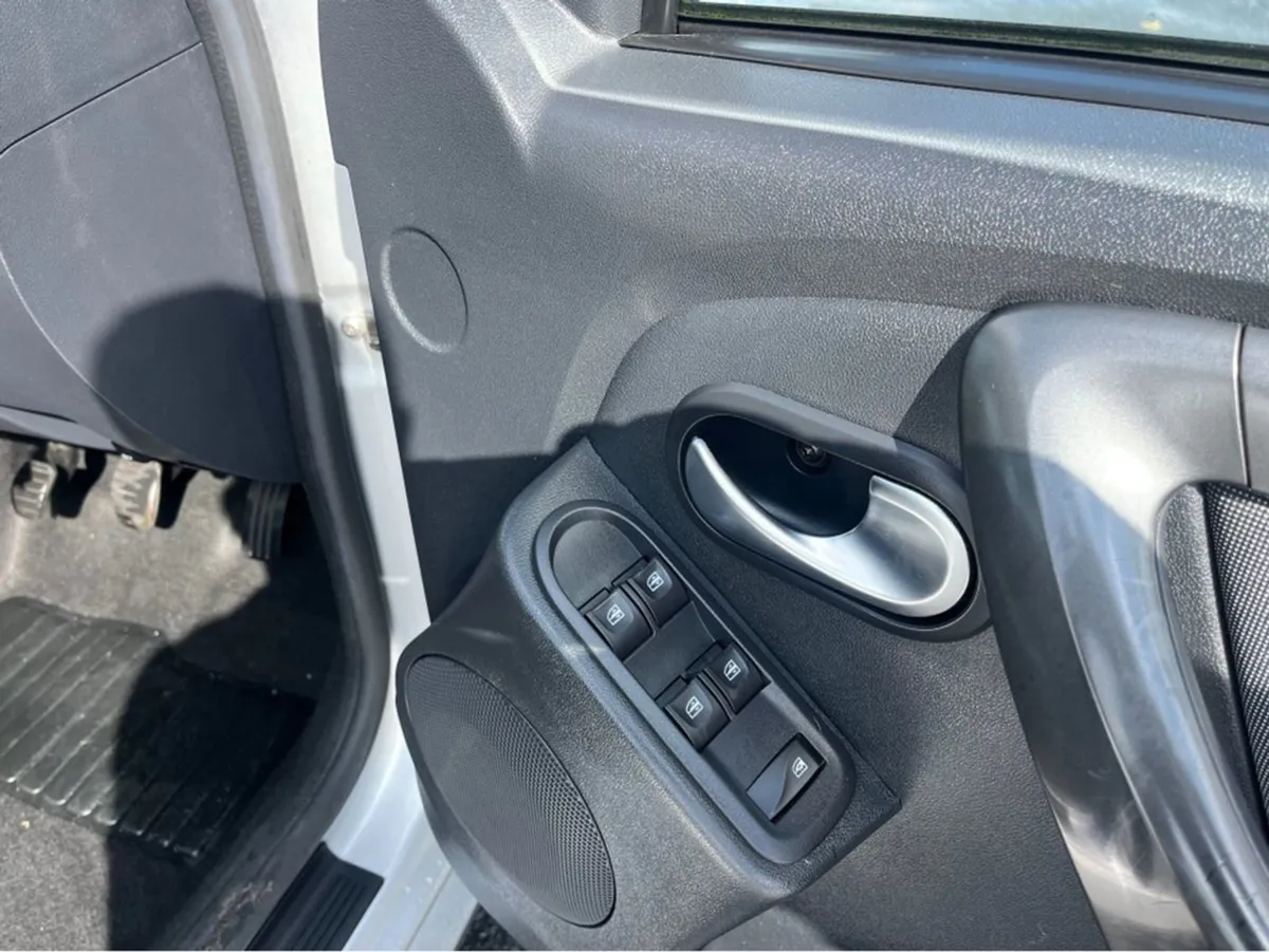 Dacia Duster Signature 1.5 DCI 110 4 4DR - Image 4