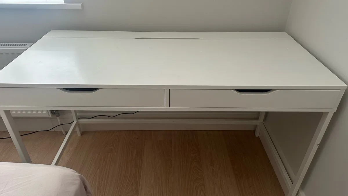 Office desk and chair - Image 1