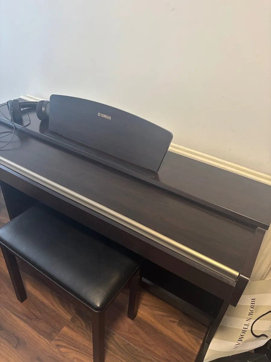 Piano YAMAHA - Image 1