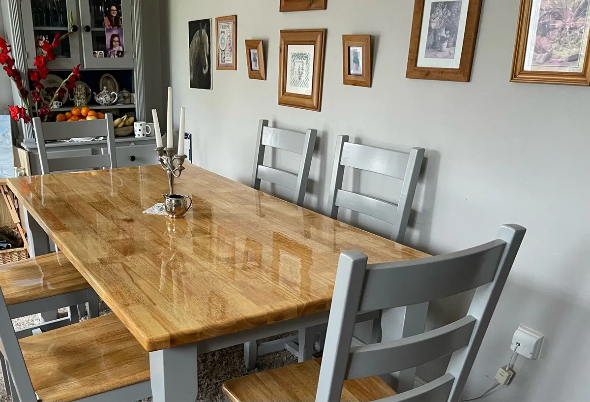 Table and chairs - Image 1