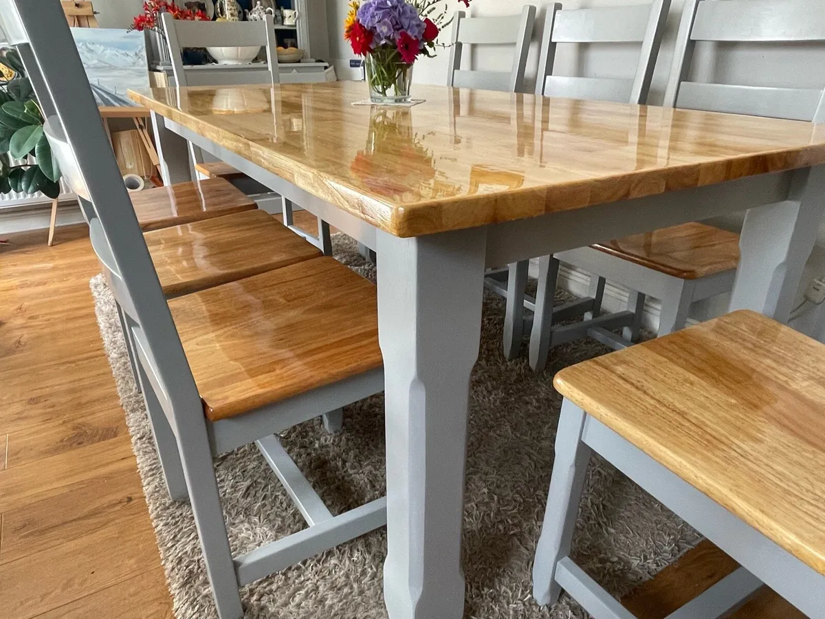 Table and chairs - Image 3