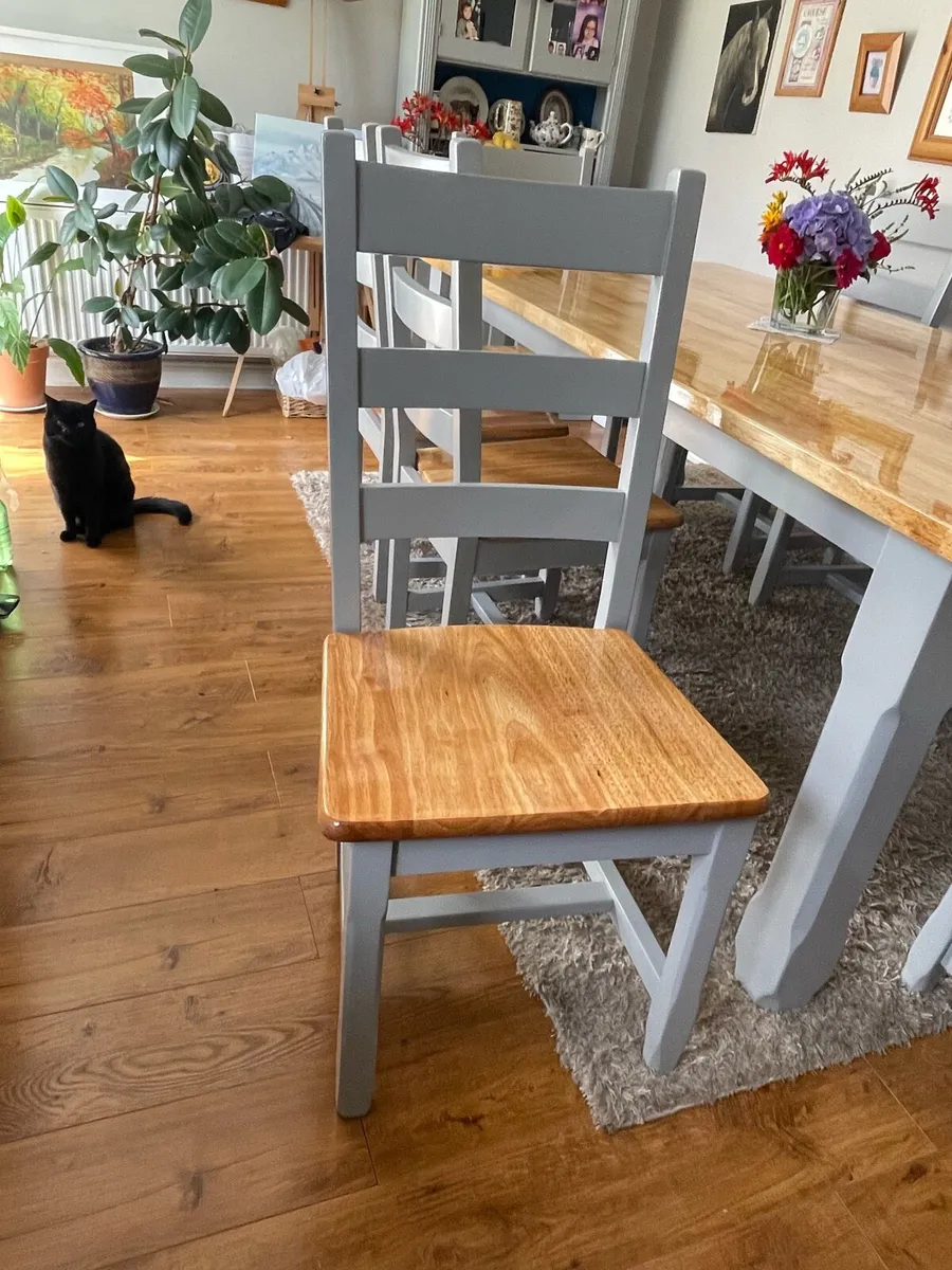 Table and chairs - Image 4