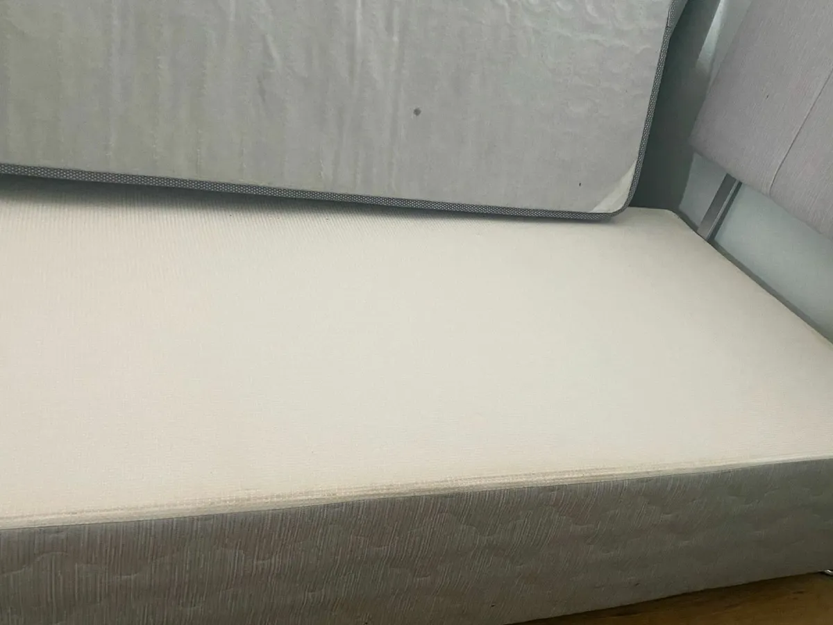 Single beds - Image 1