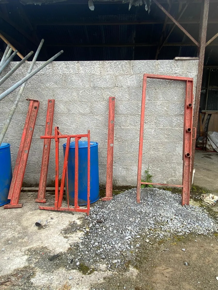 Galvanised Piping & Cattle Crush - Image 2