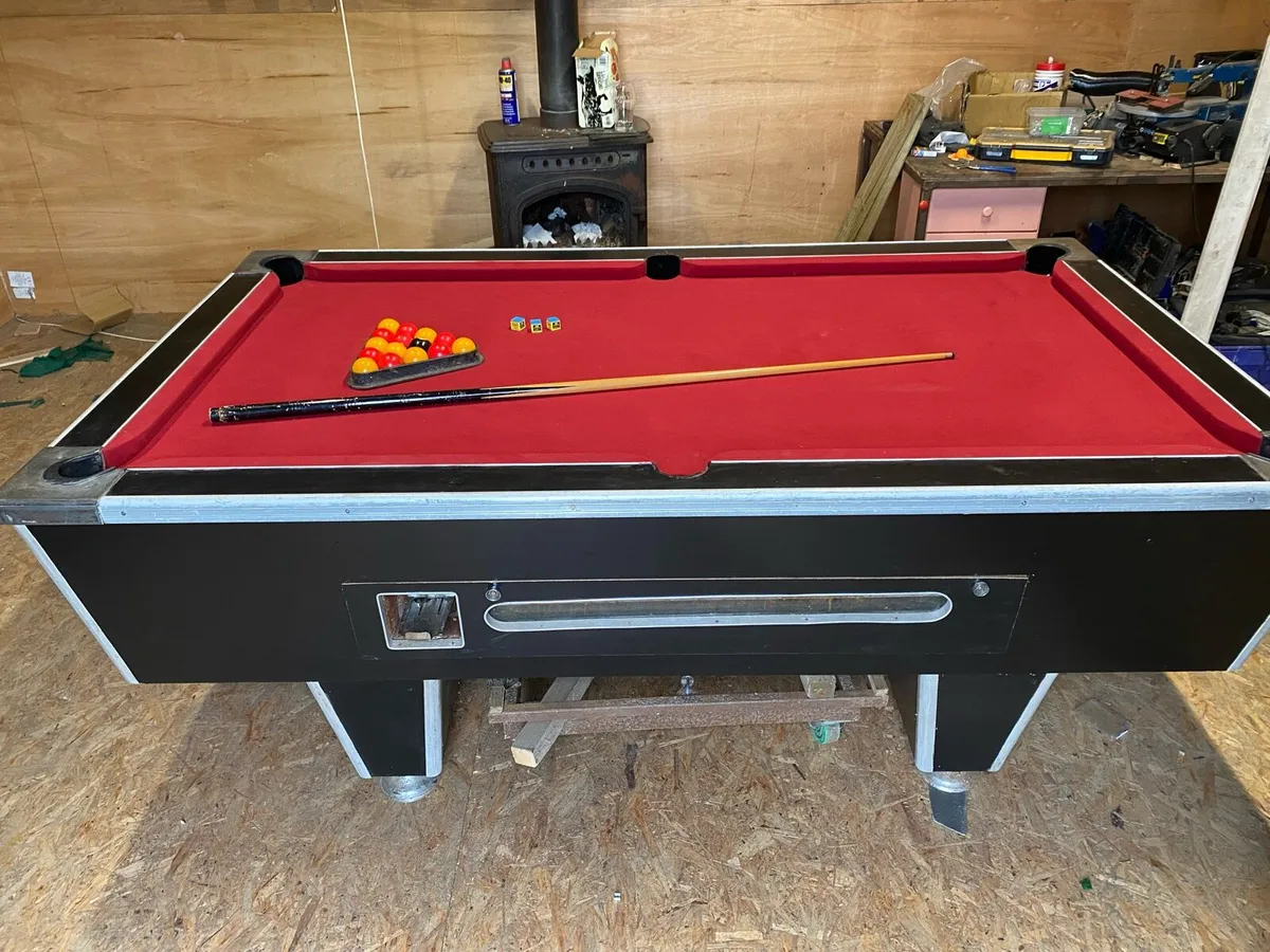 Pool table - Image 1