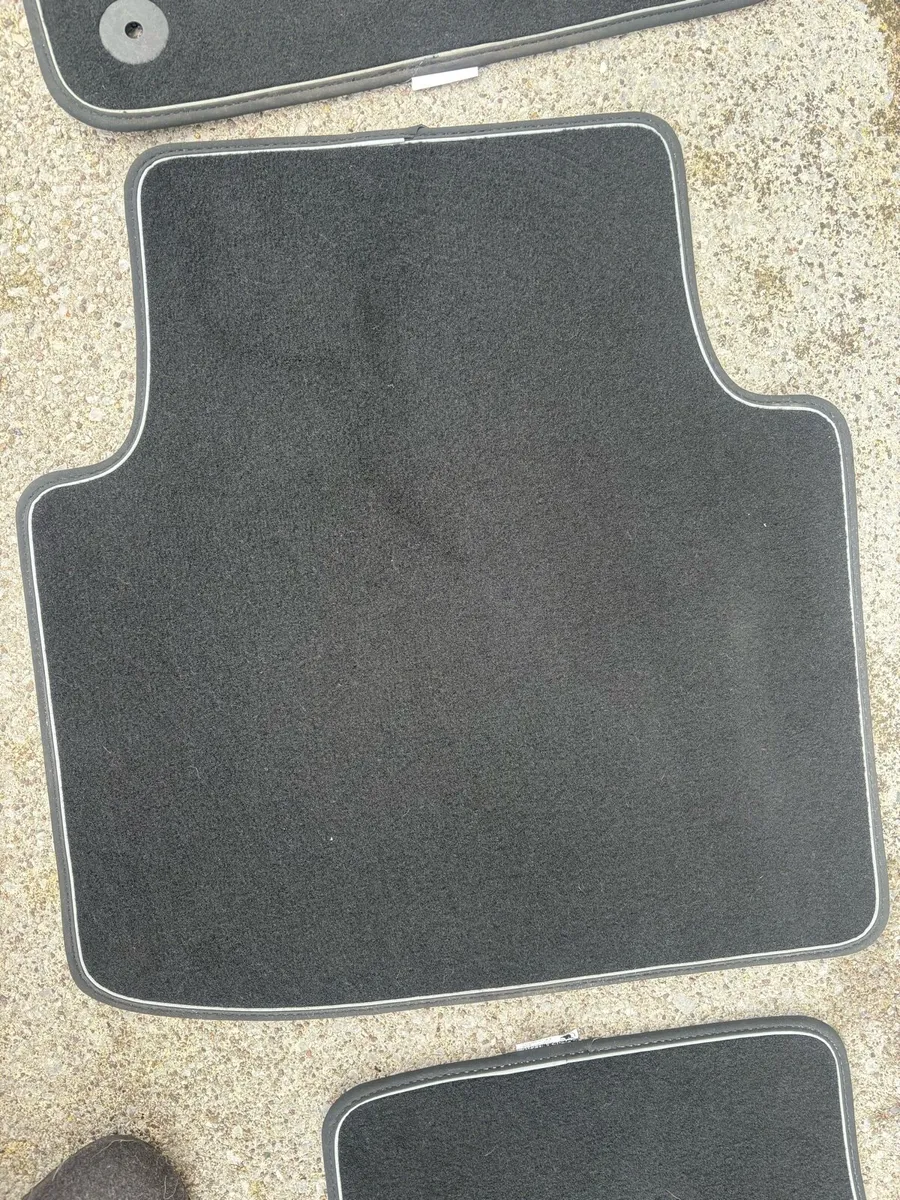 Genuine Škoda Superb (2015–2021) carpet floor mats - Image 2