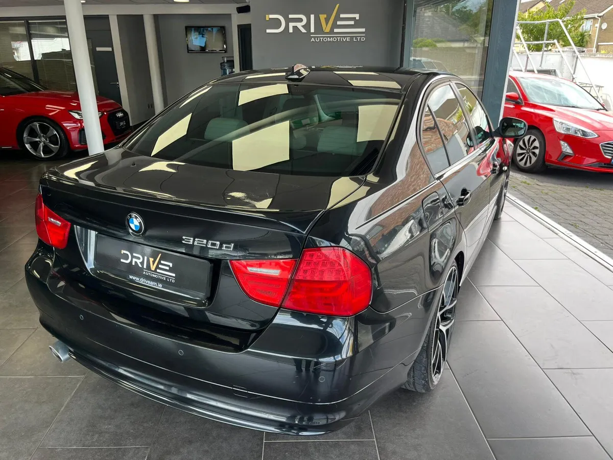 BMW 3-Series 2011 320d Luxury Edition - Image 2