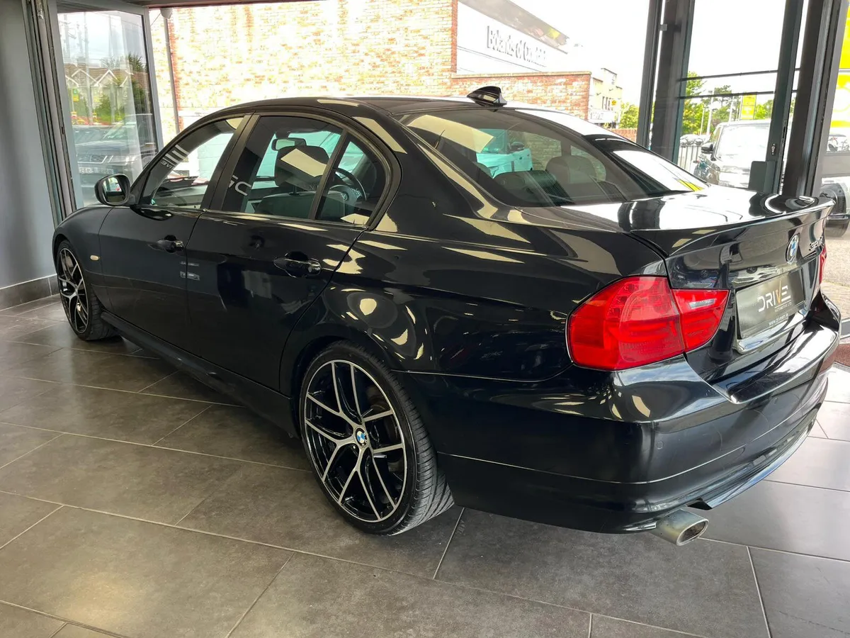 BMW 3-Series 2011 320d Luxury Edition - Image 3