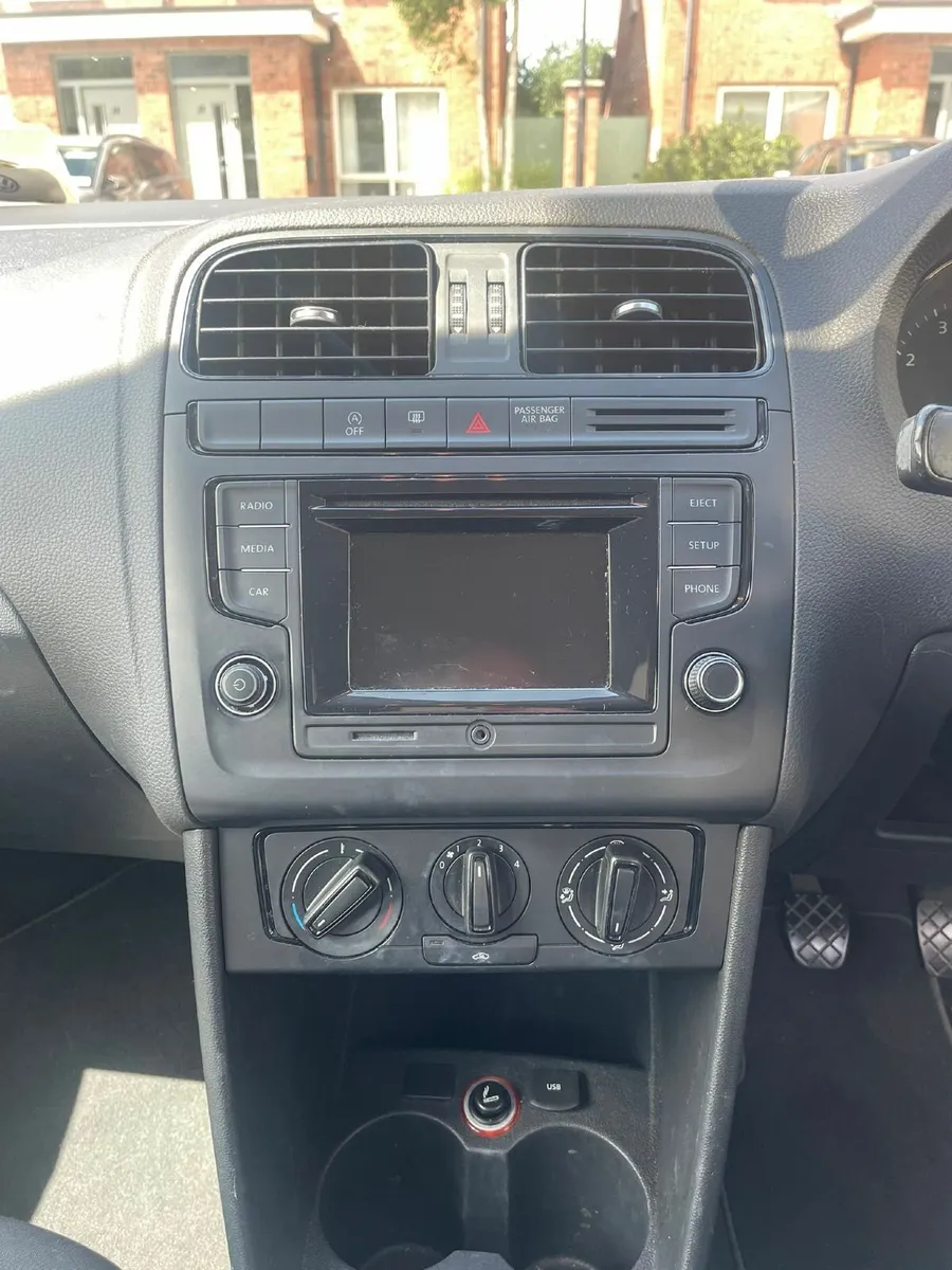 Volkswagen Polo 2015 - Image 2