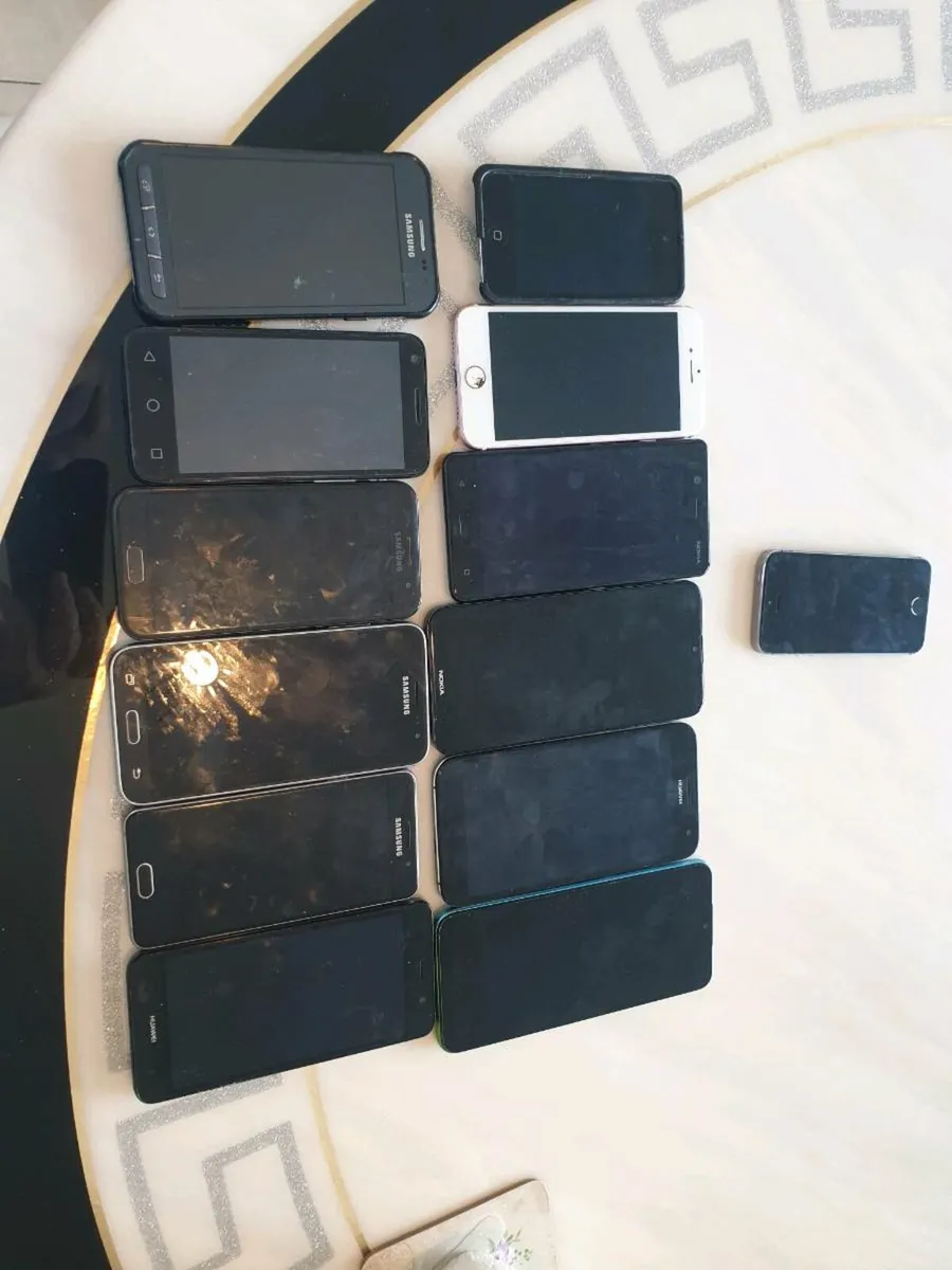 13 ANDROID PHONES 6 IPADS/TABLETS - Image 1