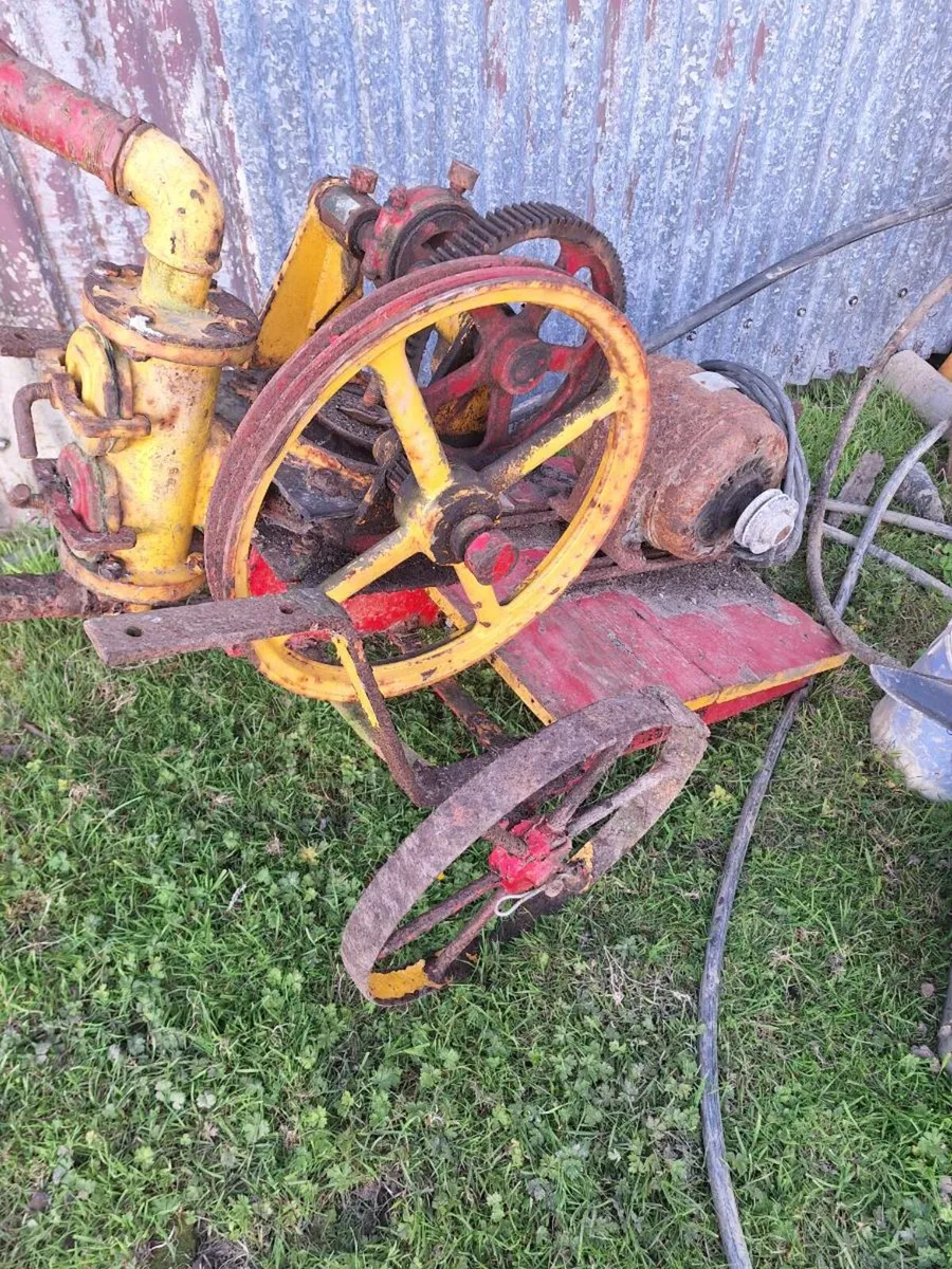 Old vintage water pump - Image 1