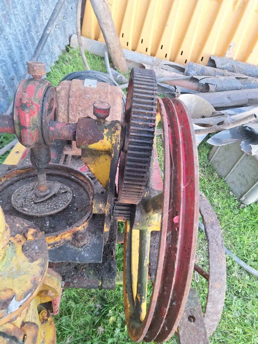 Old vintage water pump - Image 2