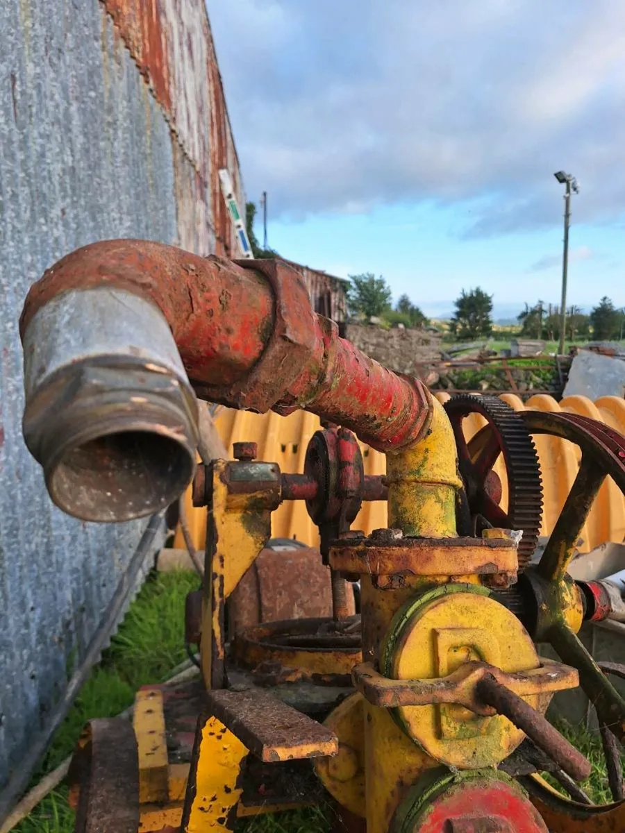 Old vintage water pump - Image 3