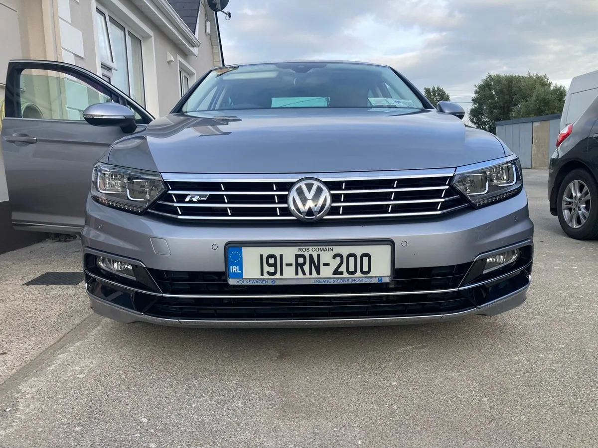 Volkswagen Passat car - Image 1