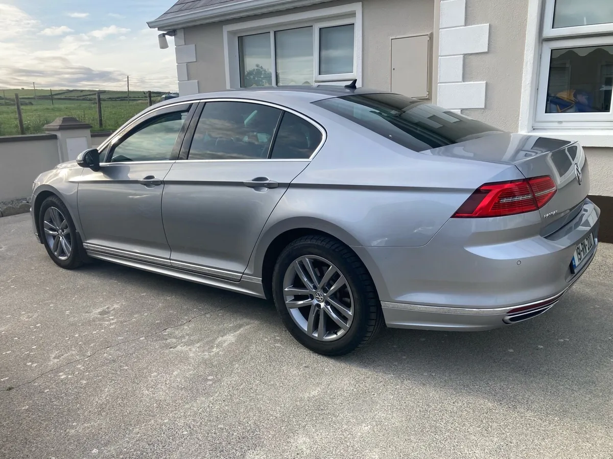 Volkswagen Passat car - Image 2