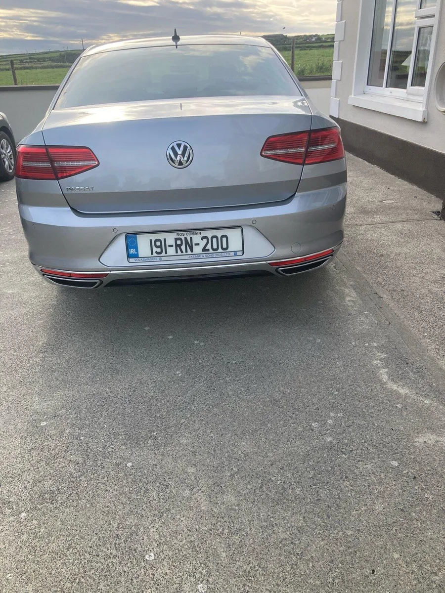 Volkswagen Passat car - Image 3