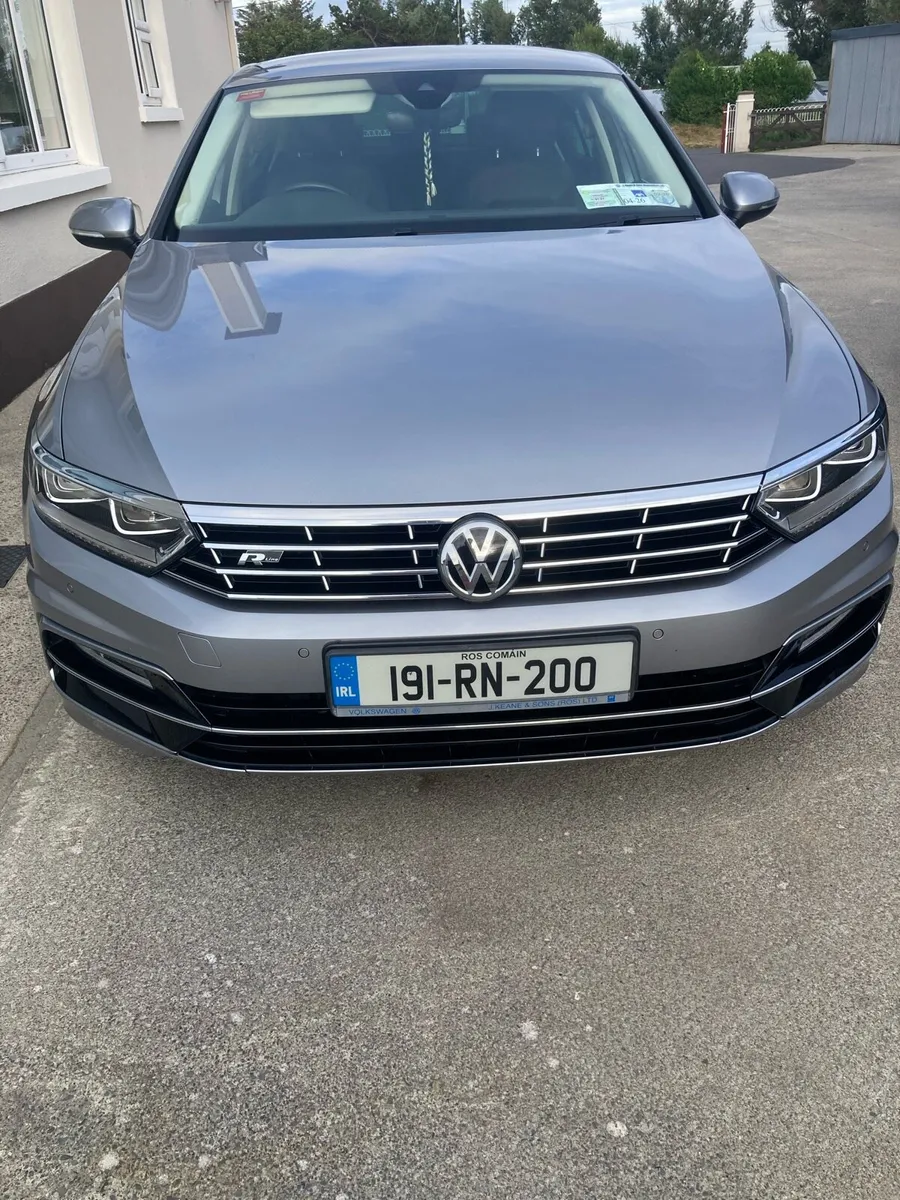 Volkswagen Passat car - Image 4