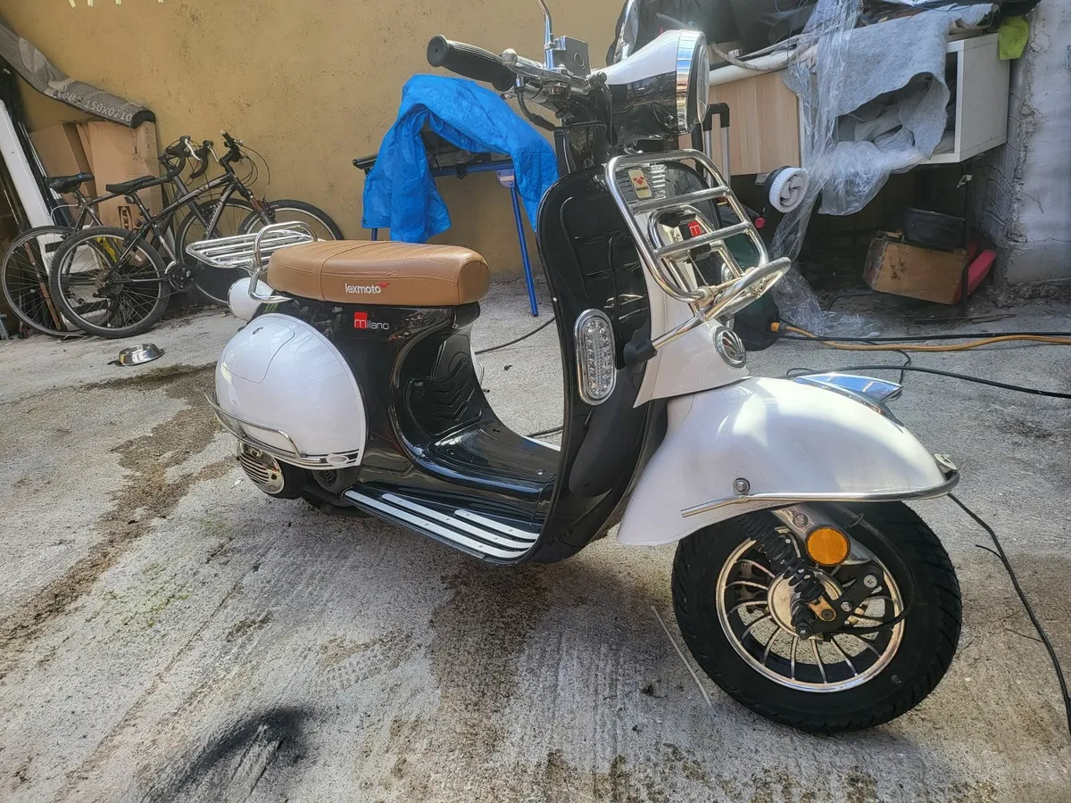 182 lexmoto milano retro scooter 125cc 4 stroke - Image 2