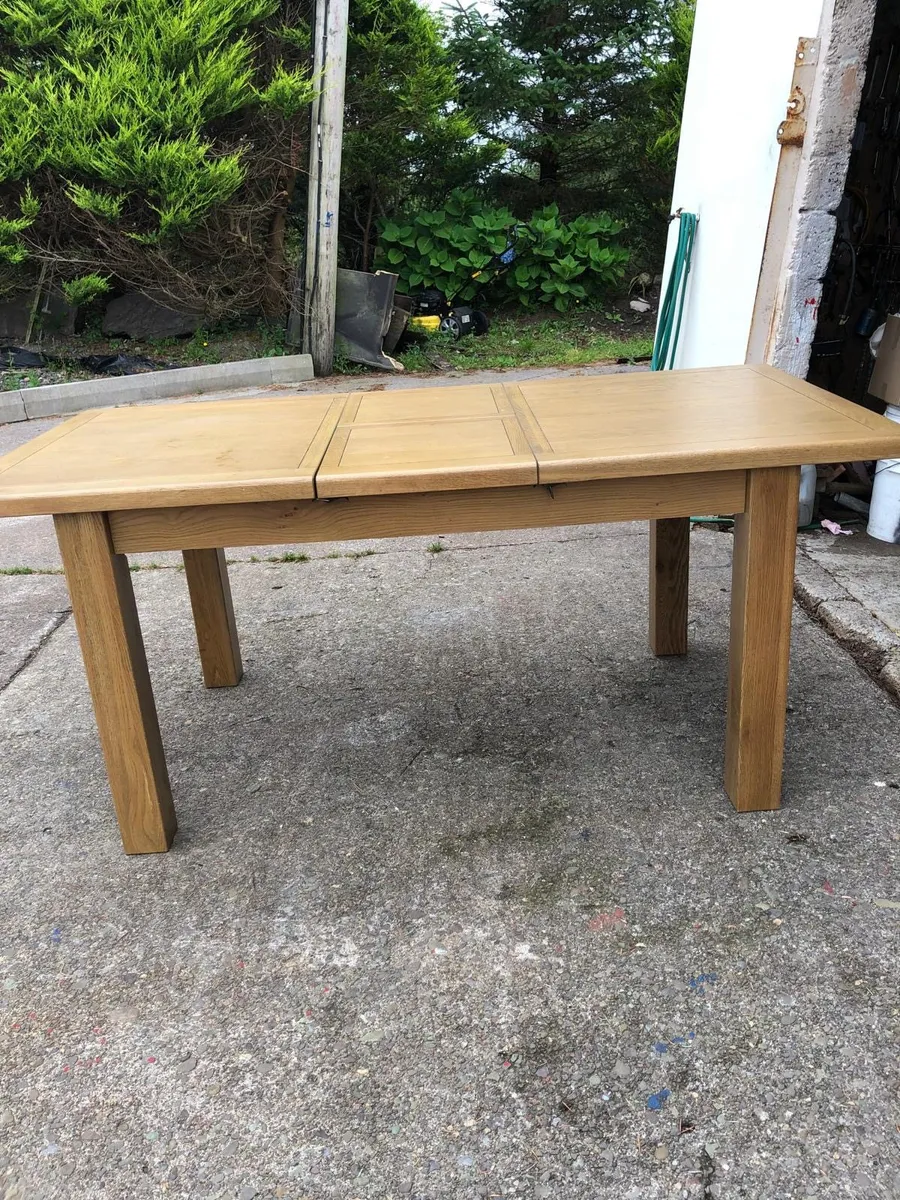 Extendable oak table - Image 1
