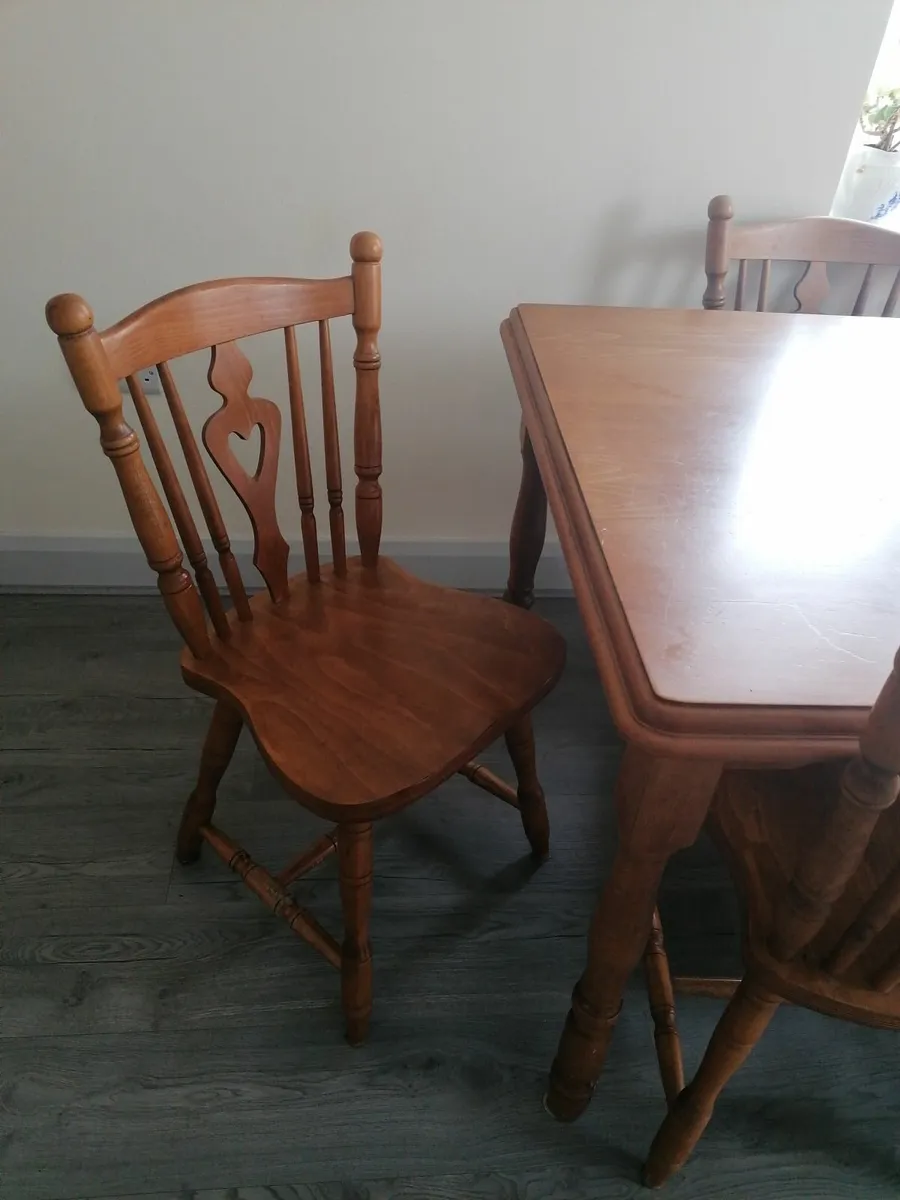 Table and chairs - Image 1