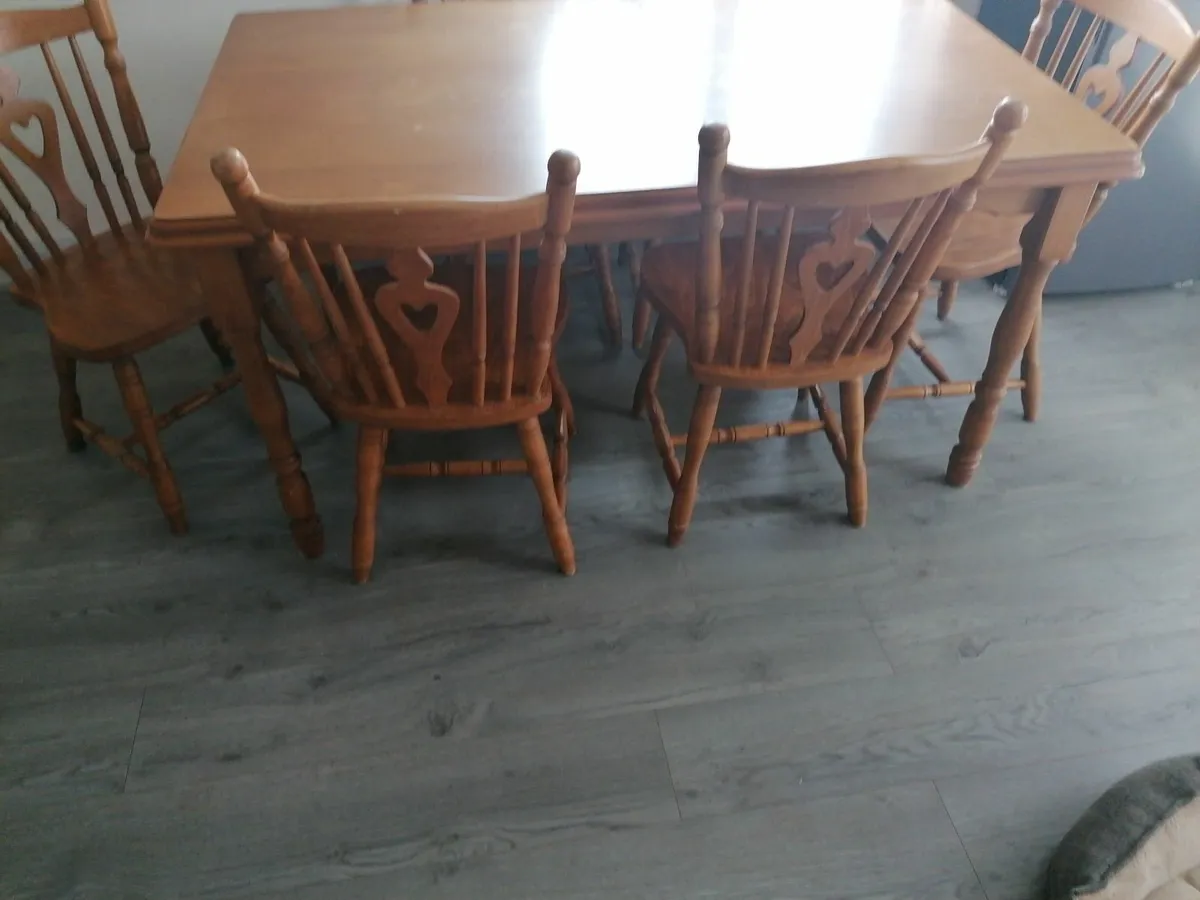 Table and chairs - Image 3