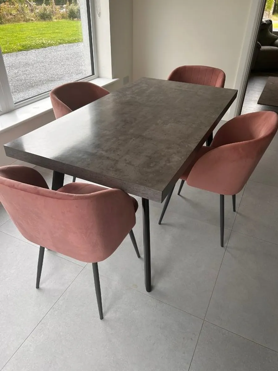 Dining table - Image 1