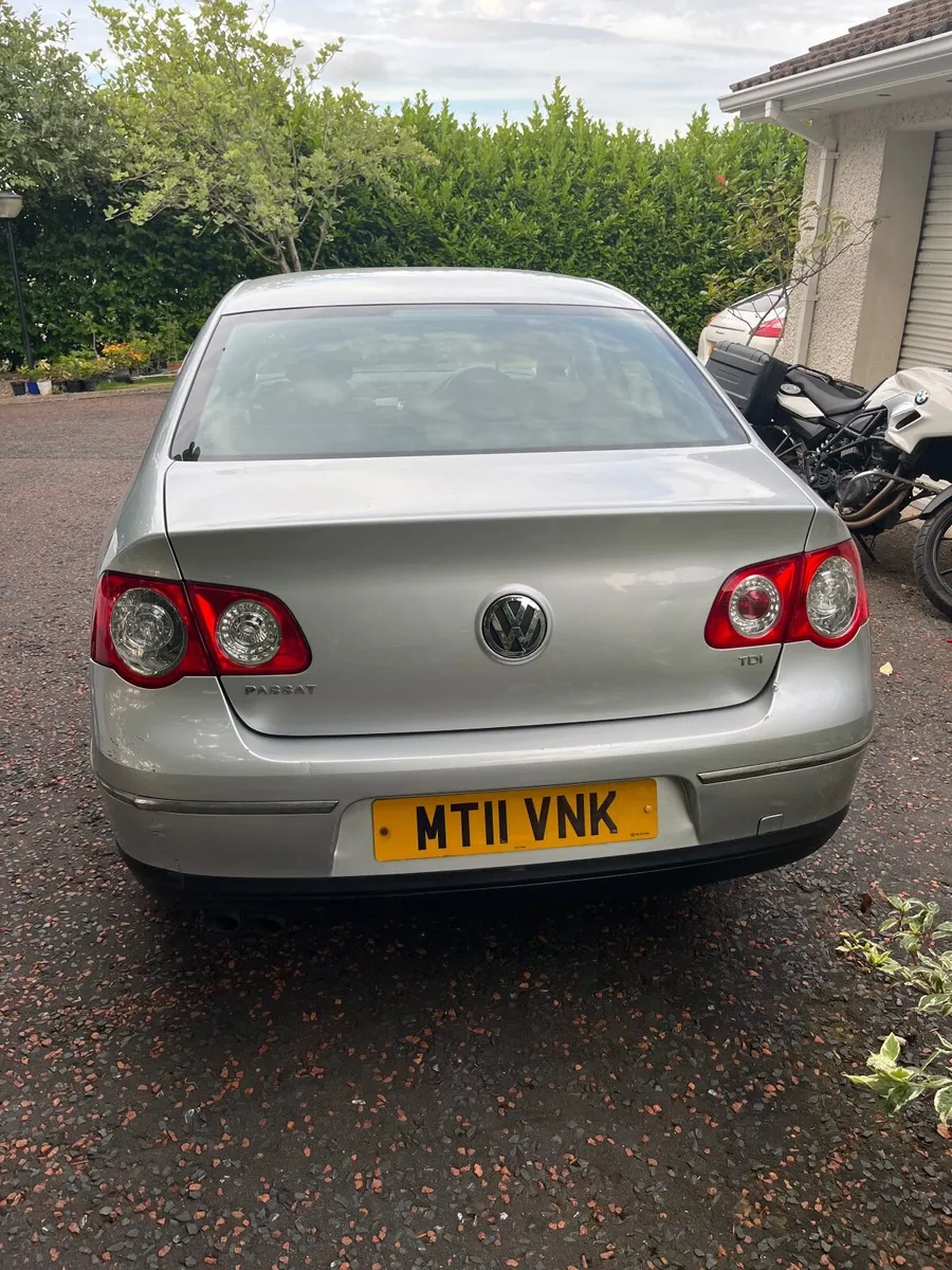 Volkswagen Passat 2011 - Image 2