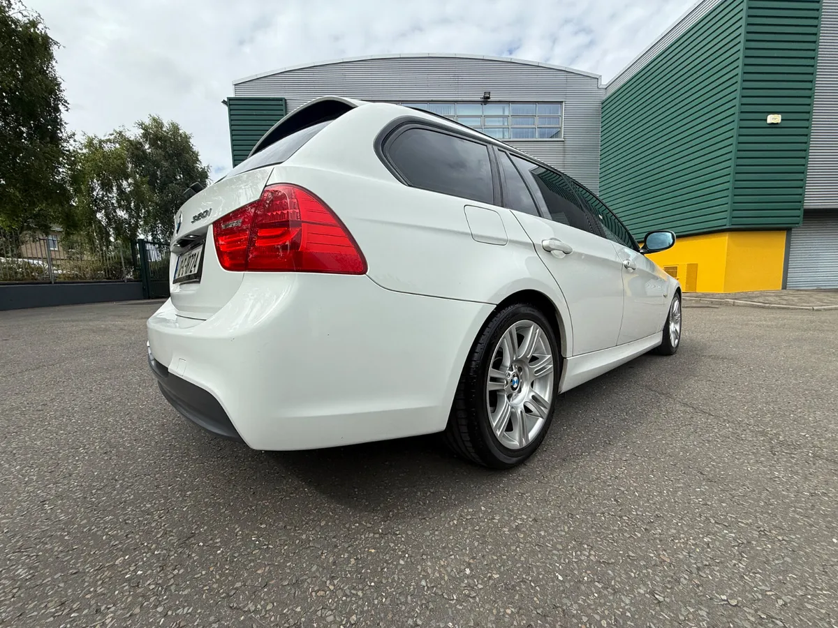 BMW 320i MSPORT Touring Automatic - Image 4