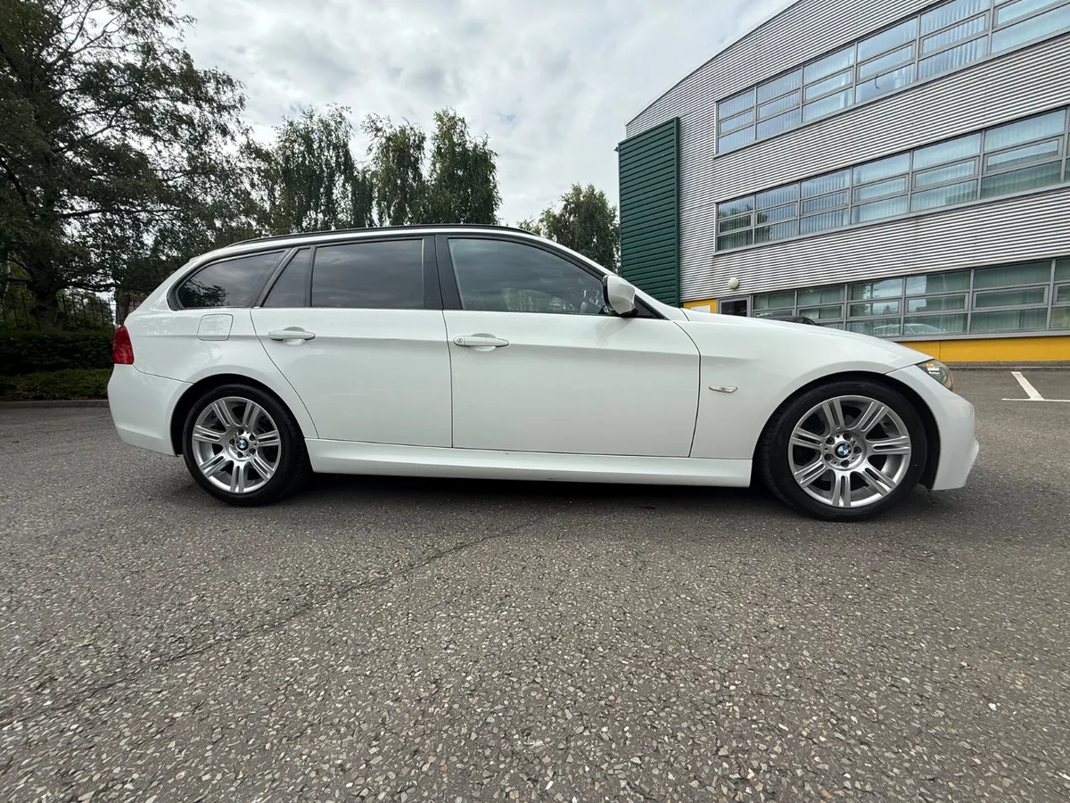 BMW 320i MSPORT Touring Automatic - Image 3