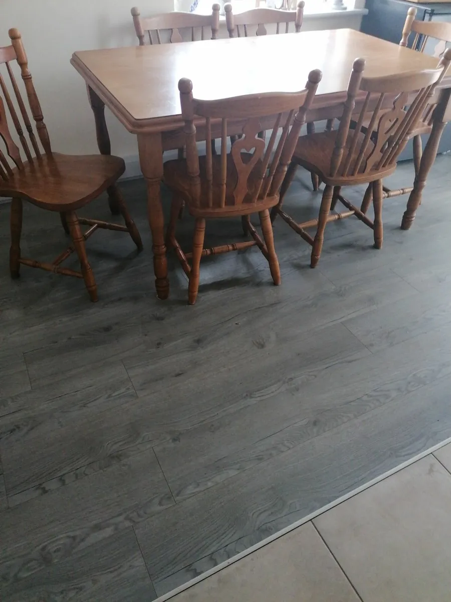 Table and chairs - Image 4