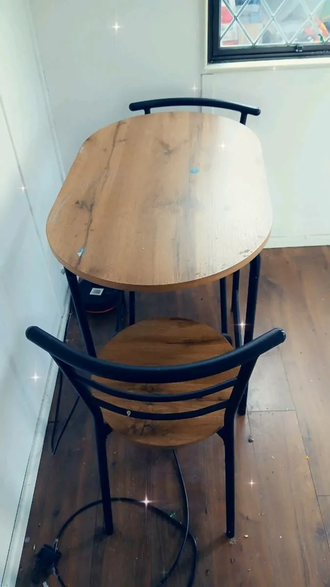 Table and 2 chears - Image 1