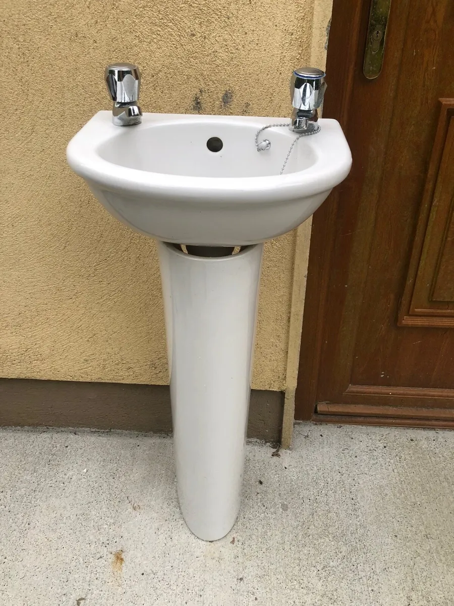 Small sink, taps and pedestal - Image 1